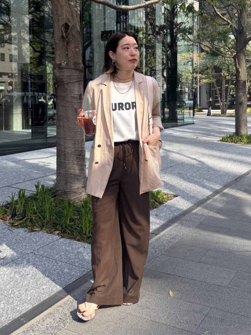 ホワイト系のショルダーバッグ、ホワイト系のシャツ/ブラウス、ブラウン系のその他パンツを着用したレディースの春コーディネートの2枚目の写真