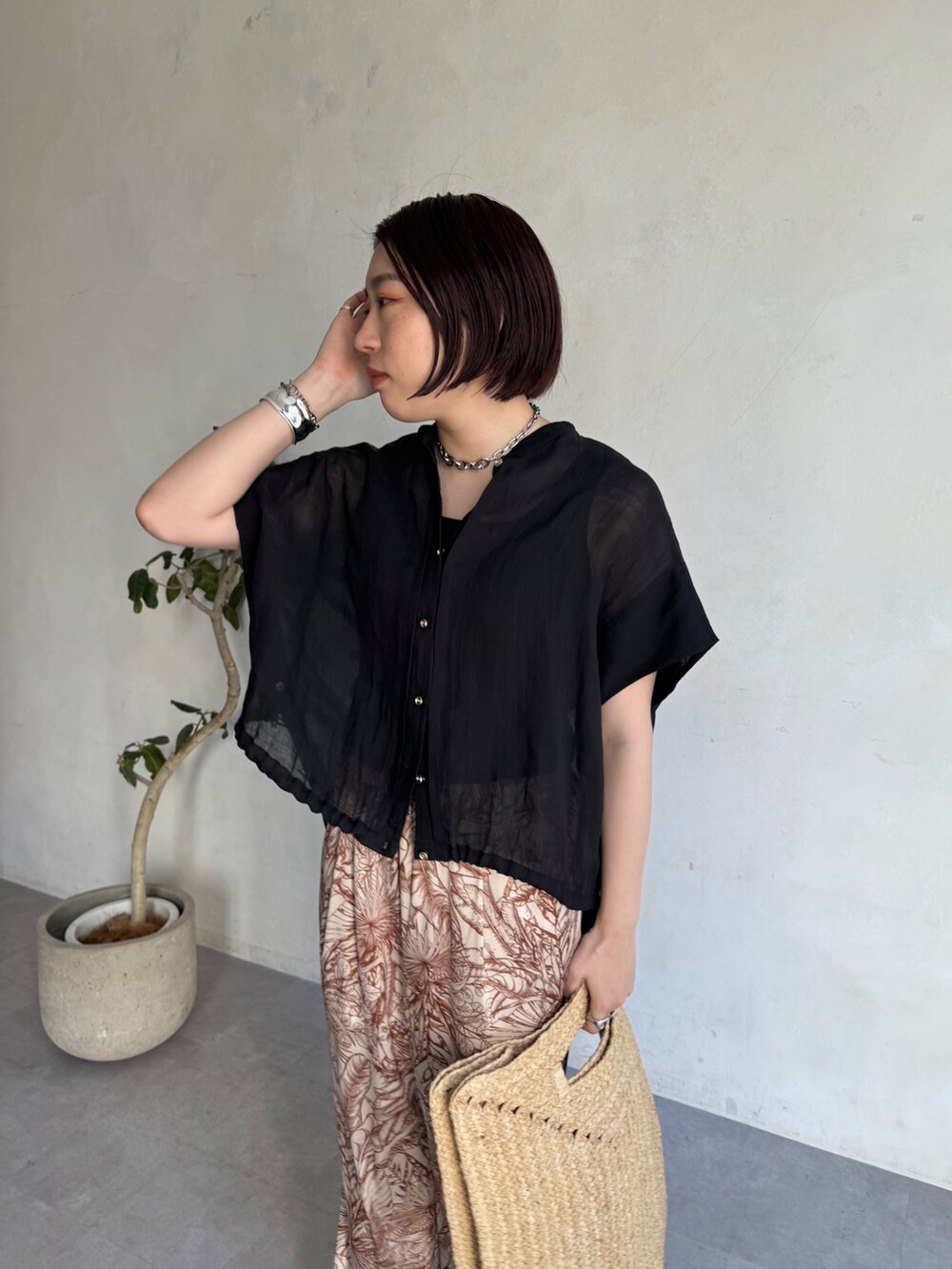 ブラウン系のその他パンツ、ブラック系のシャツ/ブラウスを着用したレディースの夏コーディネートの9枚目の写真