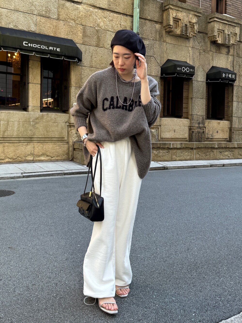 ホワイト系のスウェットパンツ、ベージュ系のニット/セーター、ブラウン系のショルダーバッグを着用したレディースの夏コーディネートの7枚目の写真