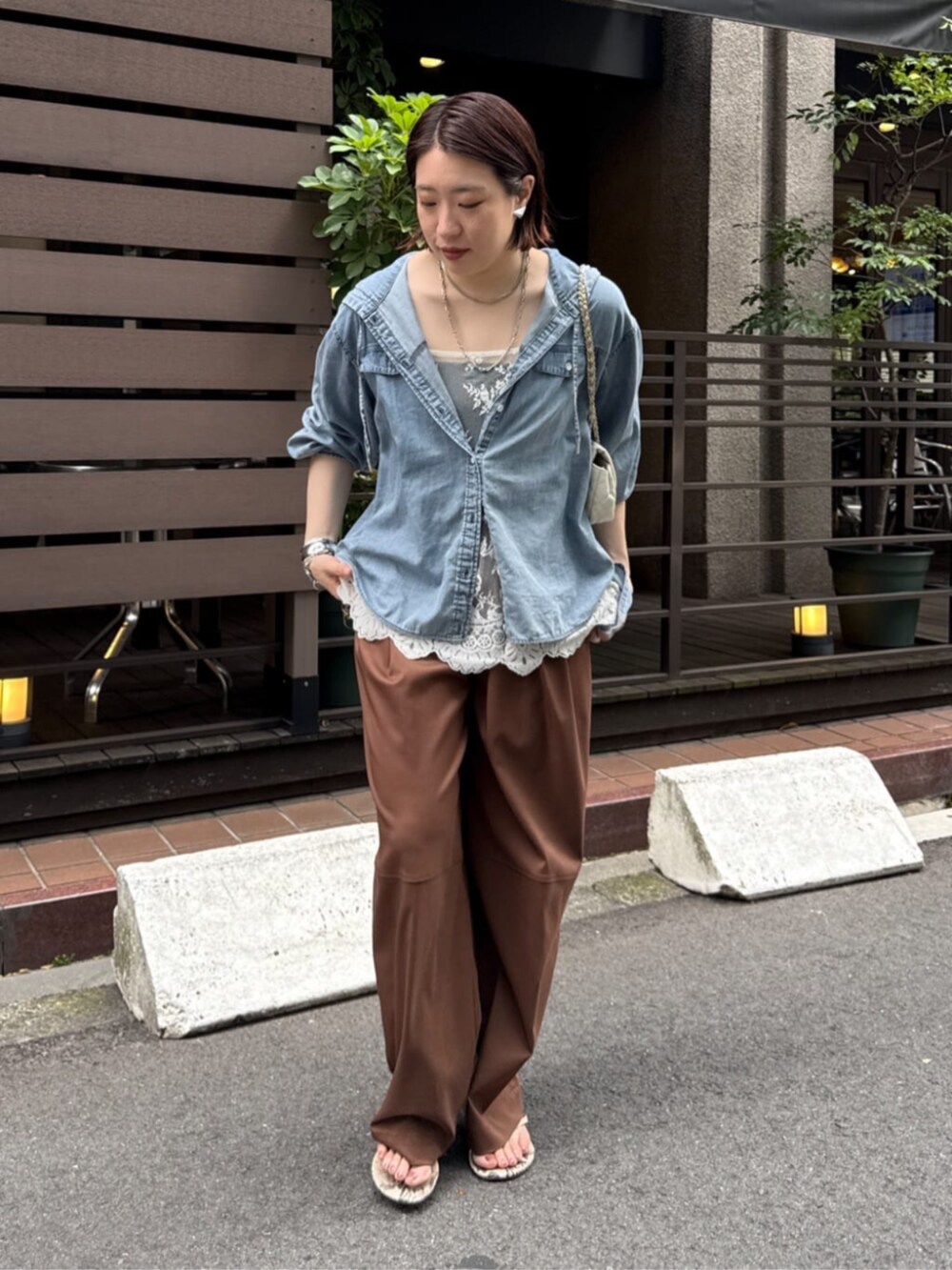 ホワイト系のシャツ/ブラウス、ブルー系のシャツ/ブラウス、ブラウン系のその他パンツを着用したレディースの夏コーディネートの3枚目の写真