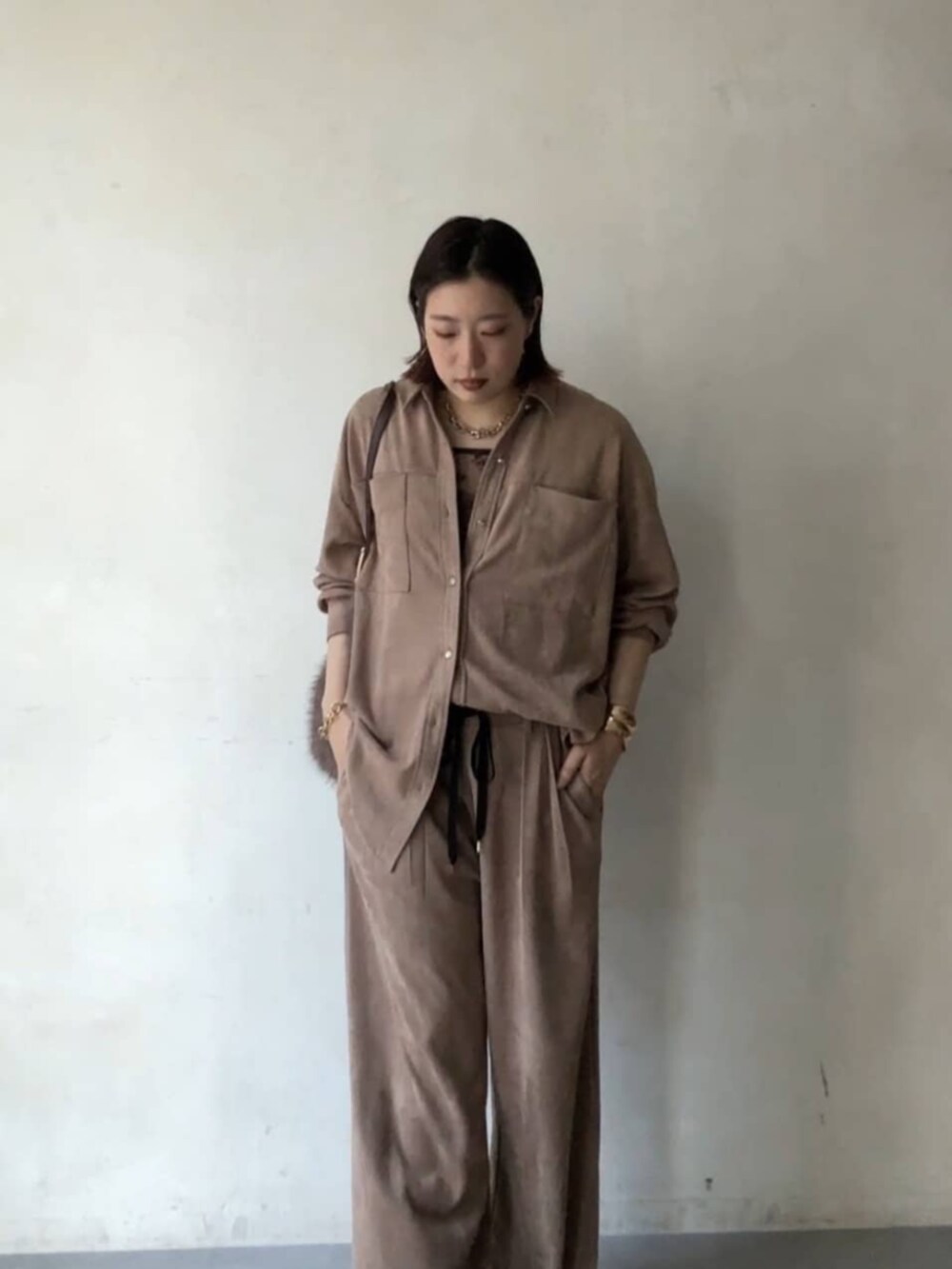 ブラウン系のパンプス、ブラウン系のシャツ/ブラウス、ブラウン系のショルダーバッグを着用したレディースの秋コーディネートの8枚目の写真