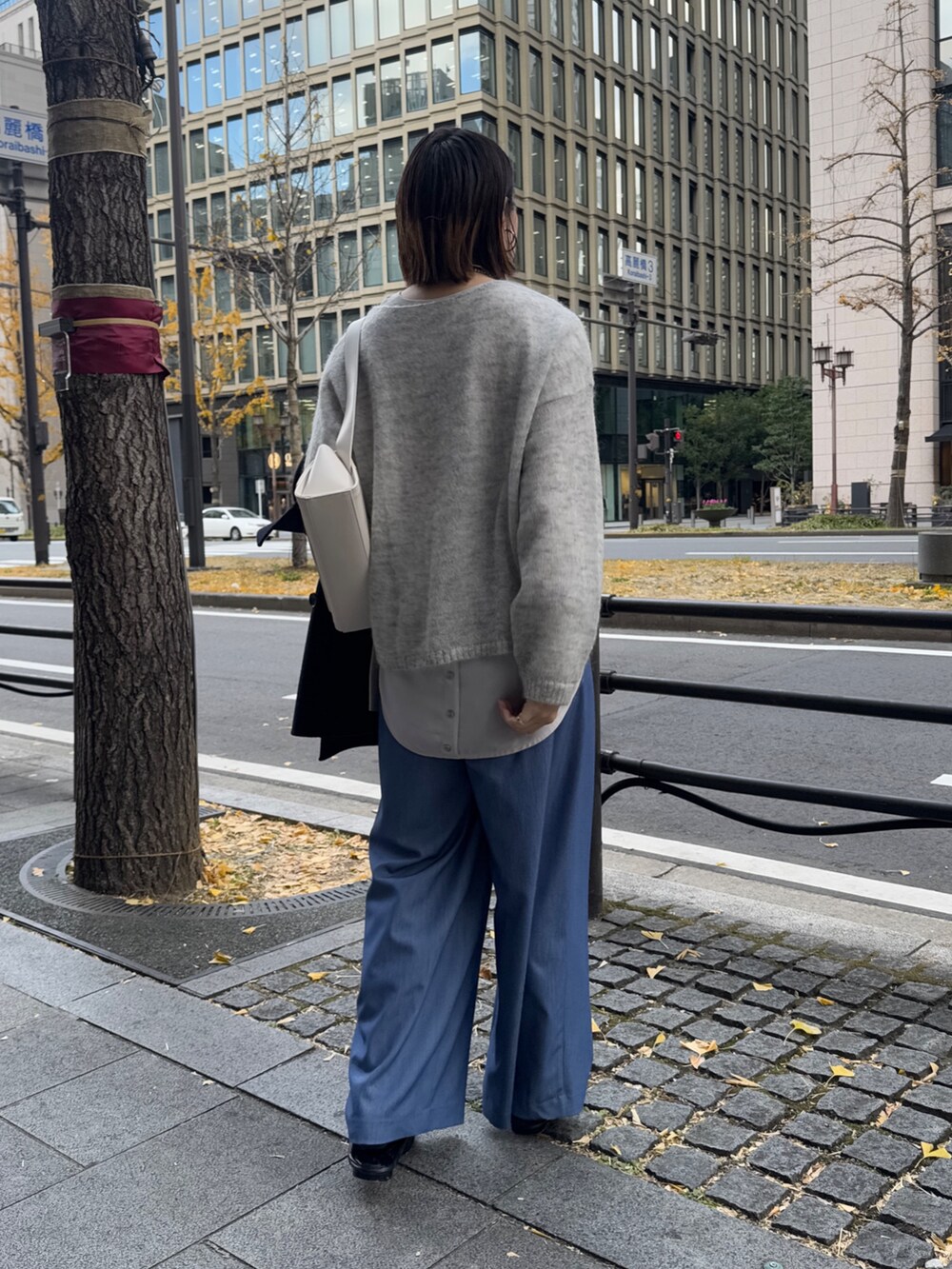 ブルー系のその他パンツ、ブルー系のその他アウター、グレー系のニット/セーターを着用したレディースの冬コーディネートの7枚目の写真
