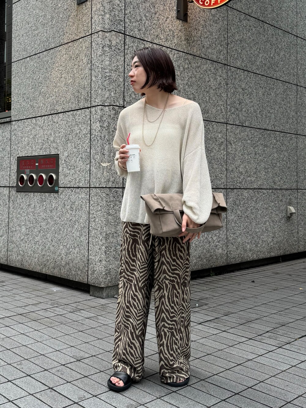 ベージュ系のニット/セーター、ブラウン系のその他パンツを着用したレディースの夏コーディネートの4枚目の写真