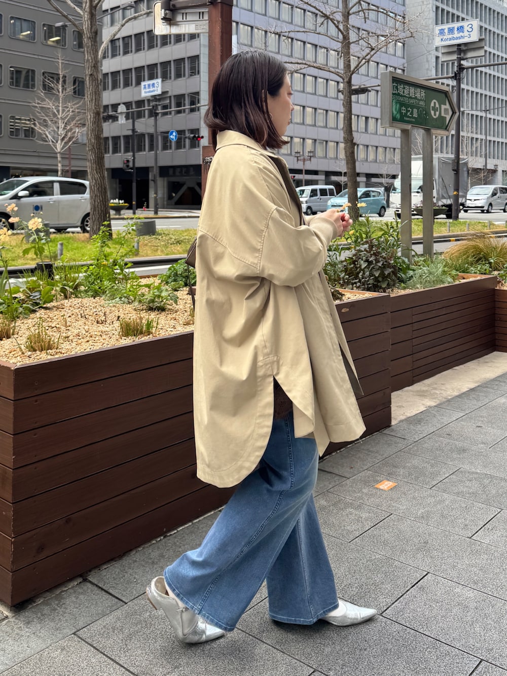 ベージュ系のその他アウター、ブルー系のTシャツ/カットソー、ブラウン系のTシャツ/カットソーを着用したレディースの春コーディネートの7枚目の写真