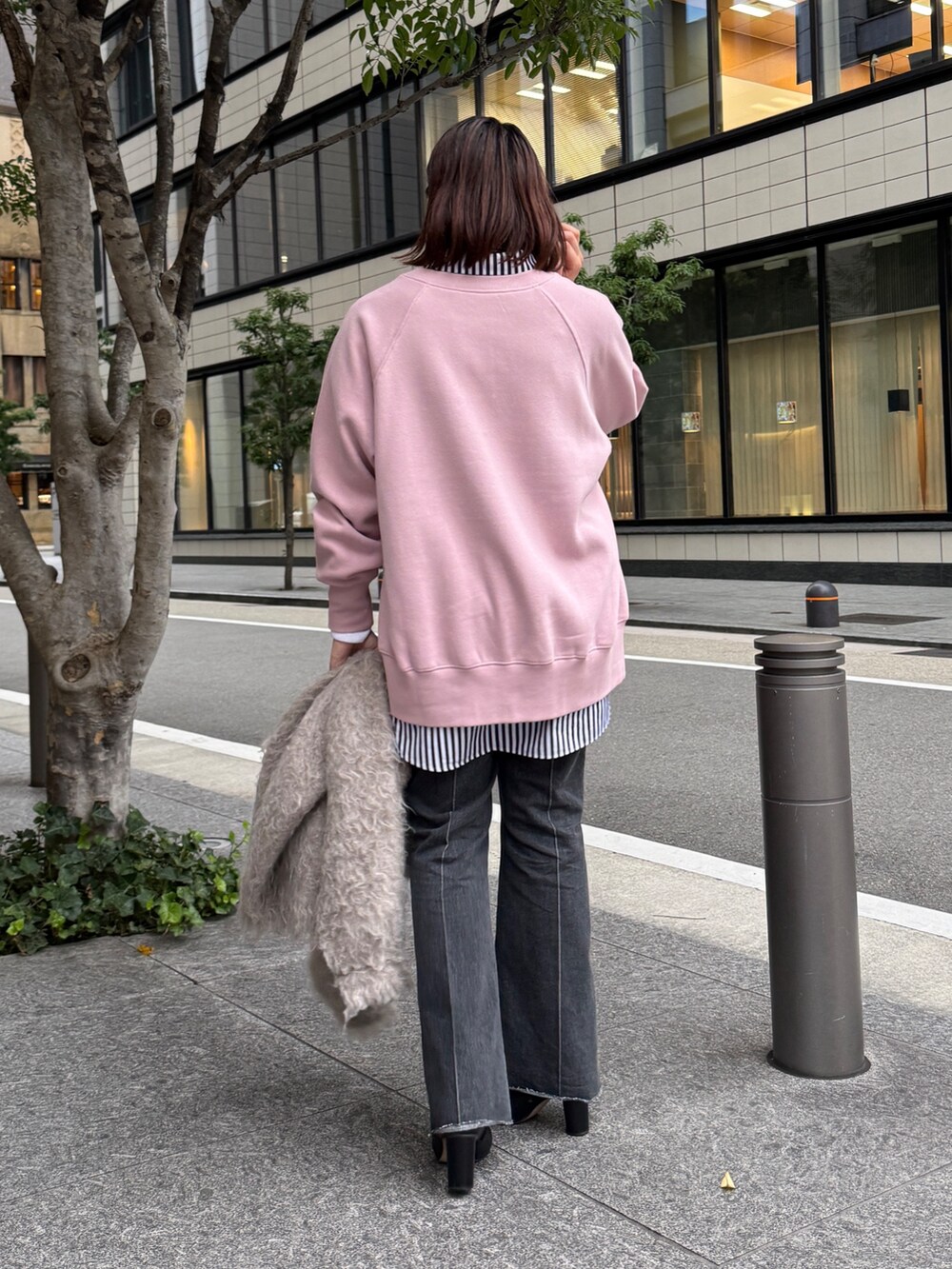 ピンク系のTシャツ/カットソー、ブルー系のシャツ/ブラウス、ブラック系のデニムパンツを着用したレディースの秋コーディネートの9枚目の写真