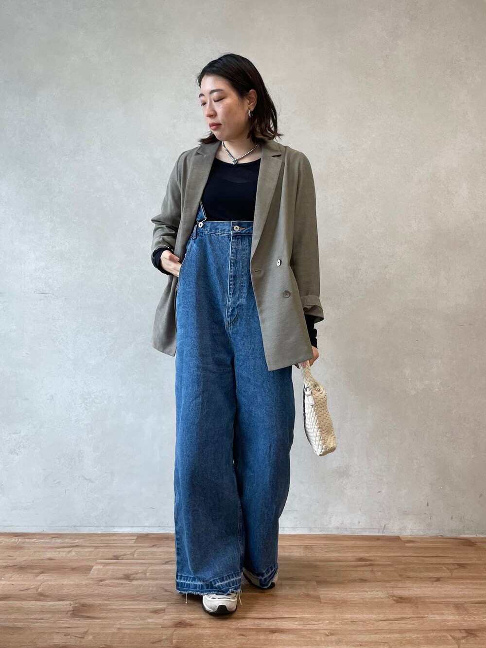 ブルー系のサロペット/オーバーオール、ベージュ系のテーラードジャケット、ブルー系のTシャツ/カットソーを着用したレディースの春コーディネートの5枚目の写真