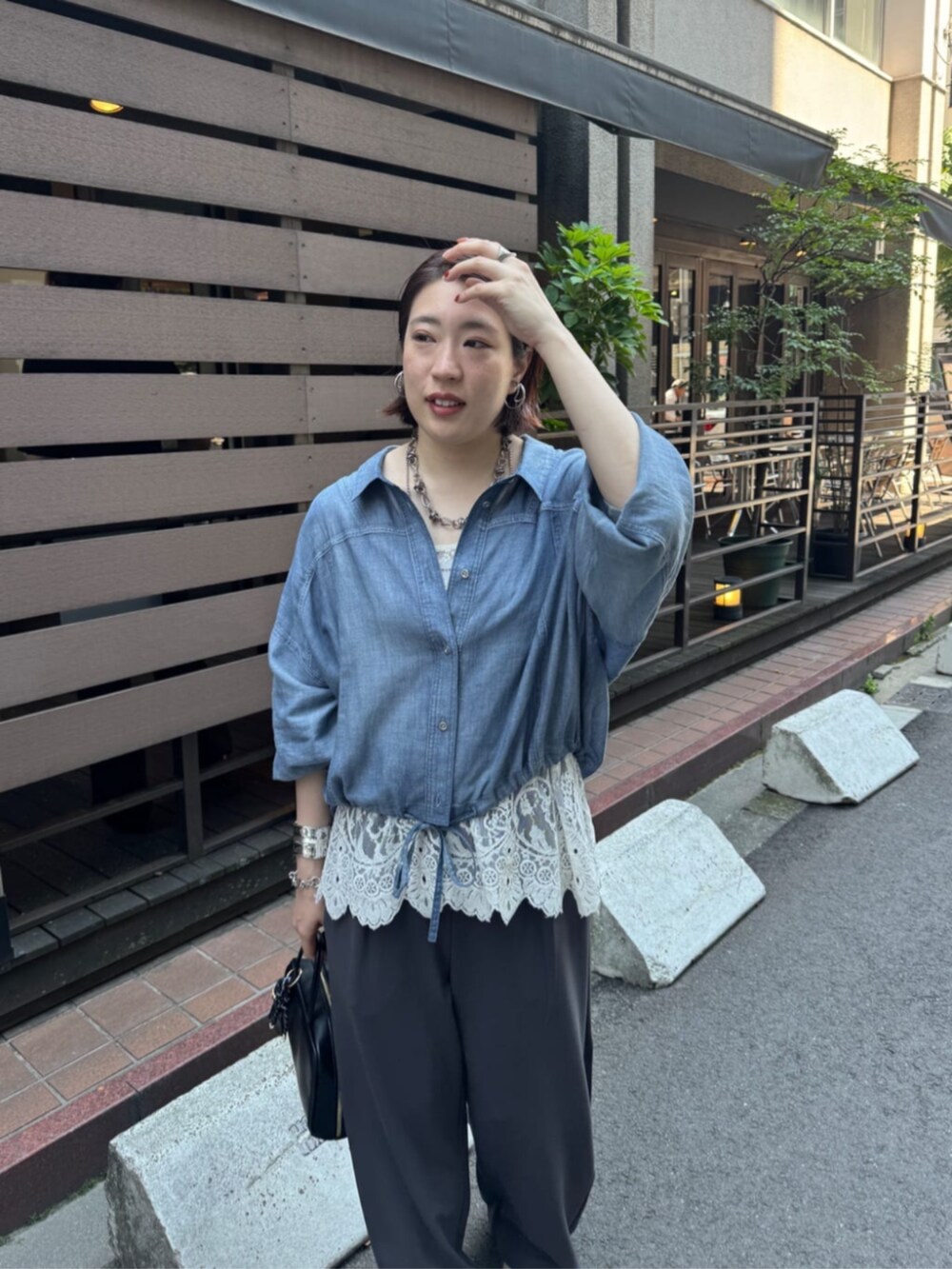 ホワイト系のシャツ/ブラウス、ブルー系のシャツ/ブラウス、ブラック系のショルダーバッグを着用したレディースの夏コーディネートの7枚目の写真