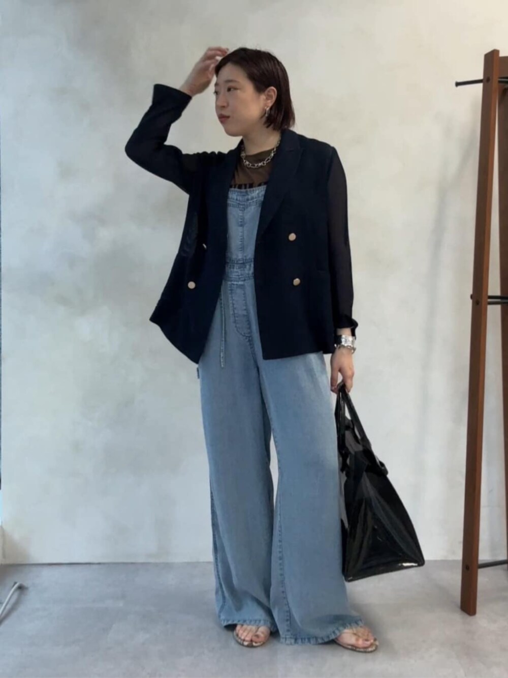 ブルー系のテーラードジャケット、ブラック系のショルダーバッグ、ブルー系のつなぎ/オールインワンを着用したレディースの夏コーディネートの2枚目の写真