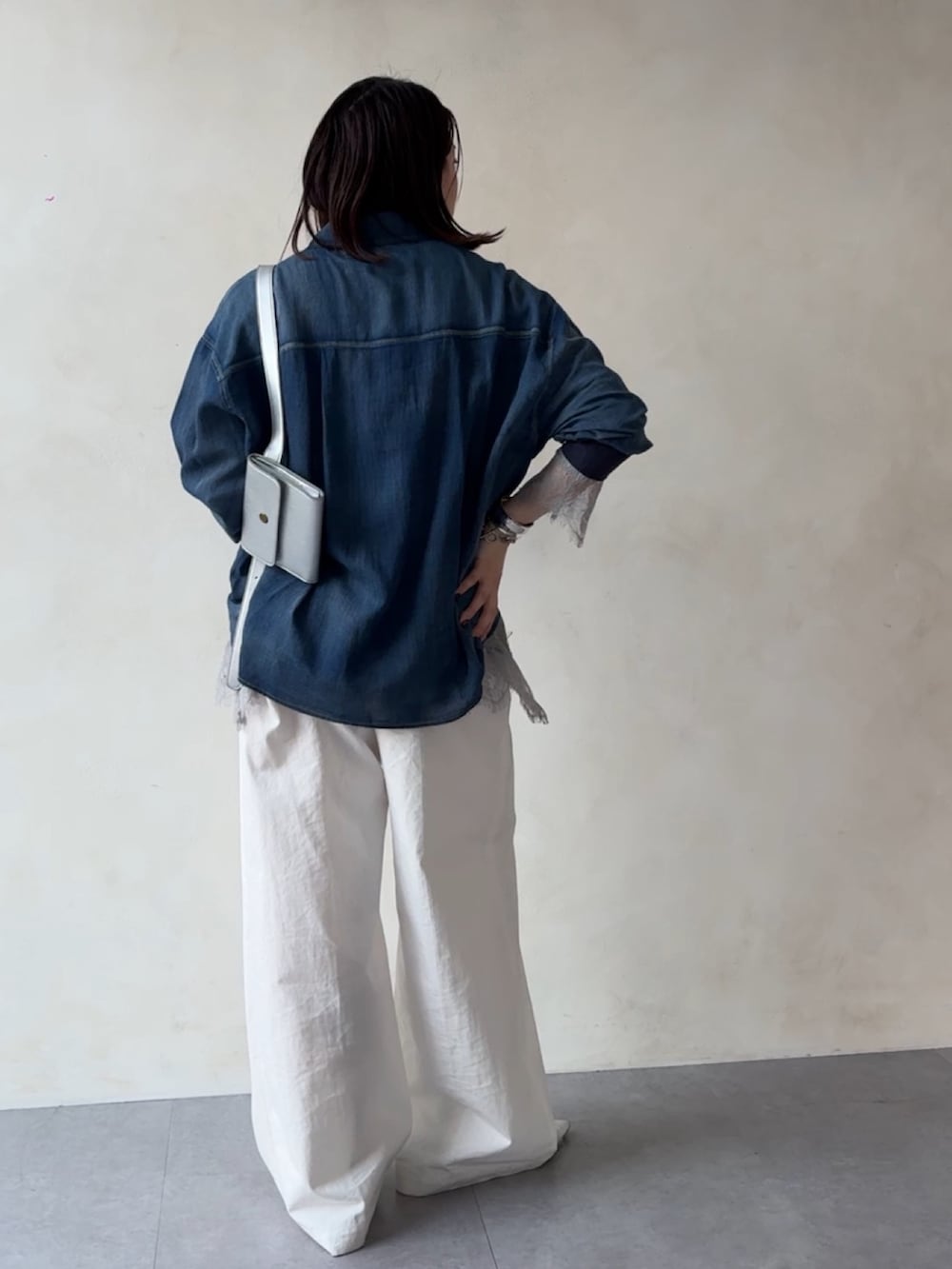 グレー系のTシャツ/カットソー、ブルー系のシャツ/ブラウスを着用したレディースの冬コーディネートの3枚目の写真