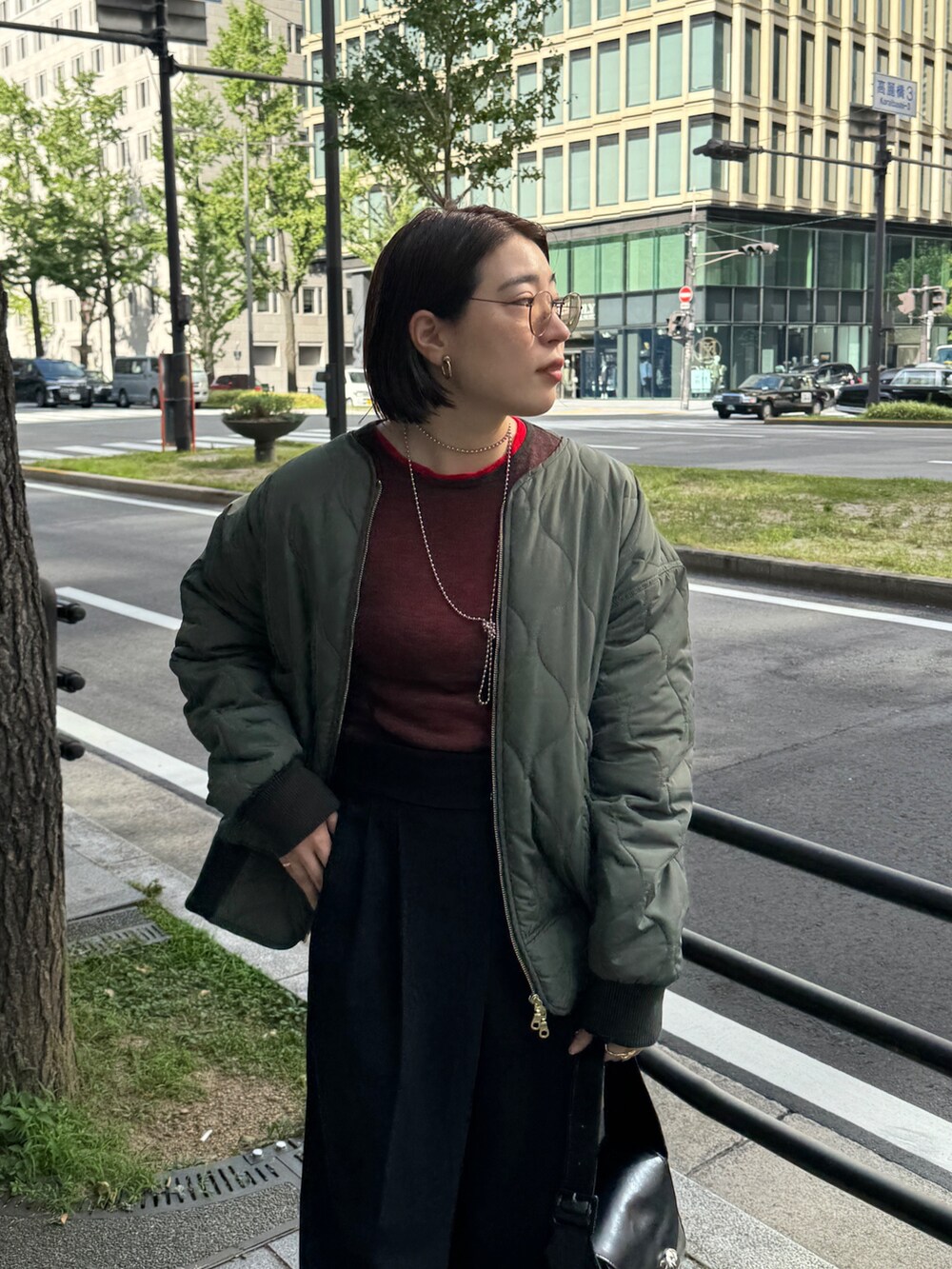 ブラック系のその他パンツ、グリーン系のその他アウター、レッド系のニット/セーターを着用したレディースの秋コーディネートの4枚目の写真