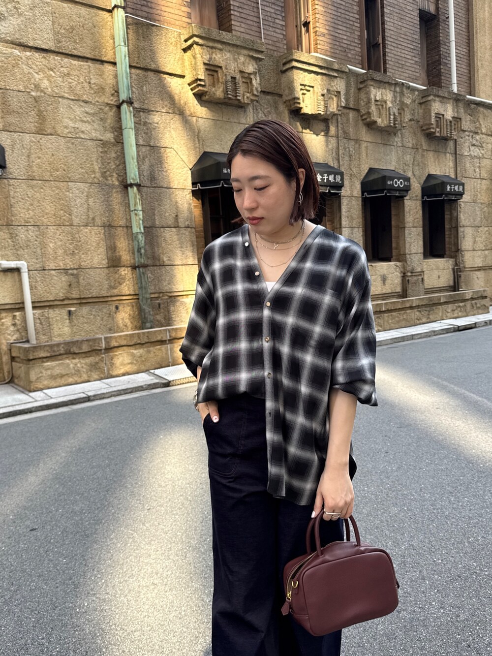 ブラック系のその他パンツ、ブラック系のシャツ/ブラウス、ブラウン系のニット/セーターを着用したレディースの秋コーディネートの8枚目の写真