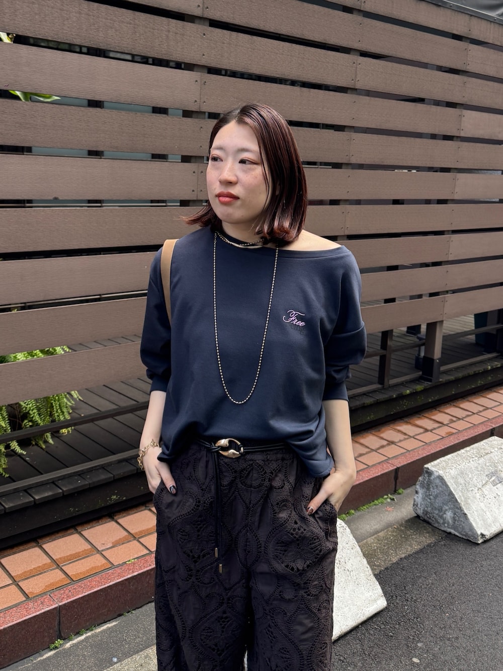 ブラウン系のその他パンツ、ブルー系のTシャツ/カットソー、ブラック系のベルトを着用したレディースの冬コーディネートの6枚目の写真