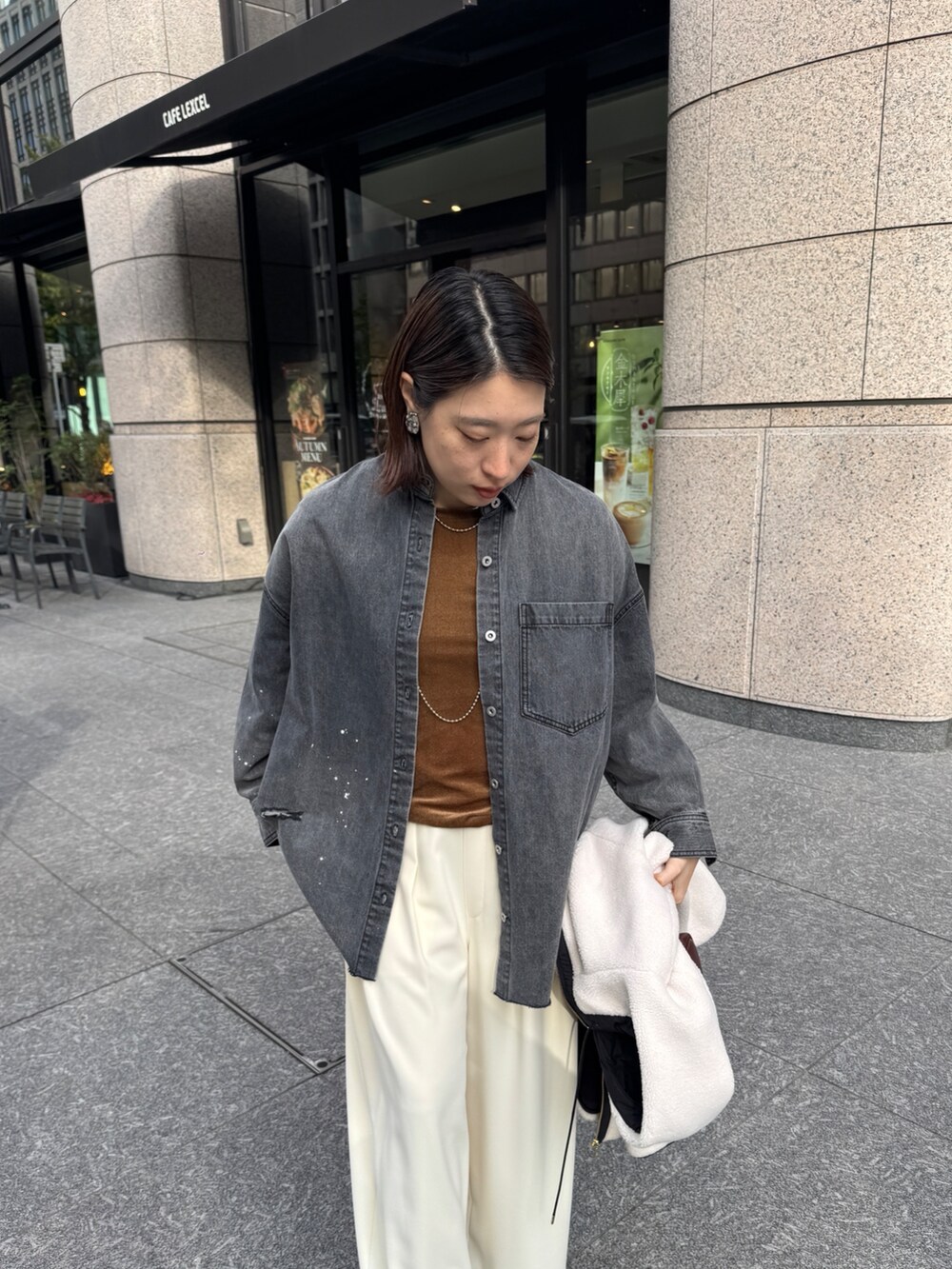 ホワイト系のその他アウター、ブルー系のシャツ/ブラウス、ブラウン系のTシャツ/カットソーを着用したレディースの秋コーディネートの9枚目の写真