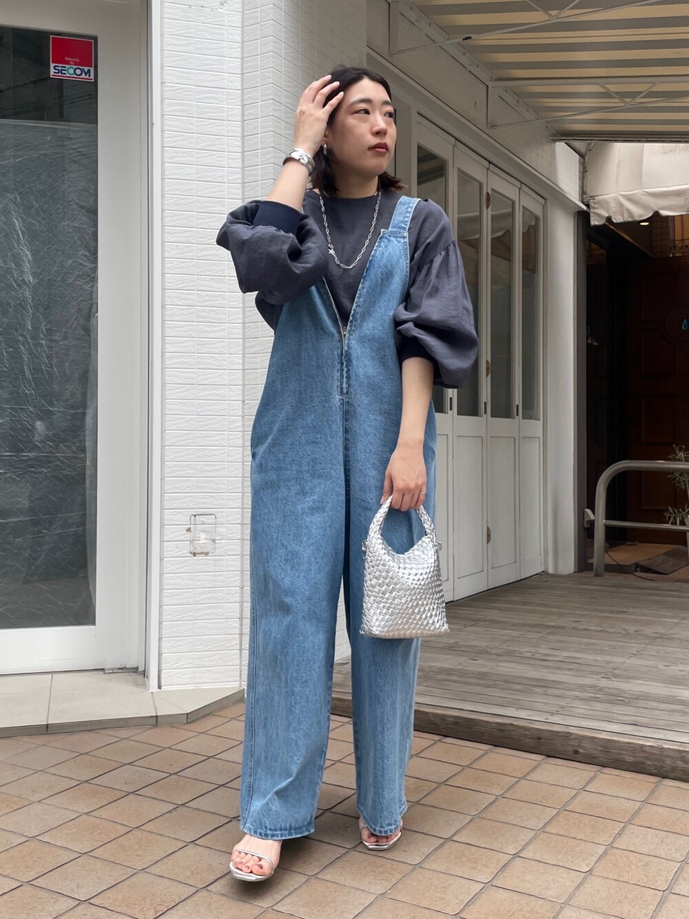 ブルー系のシャツ/ブラウス、ブルー系のサロペット/オーバーオール、シルバー系のショルダーバッグを着用したレディースの春コーディネートの3枚目の写真