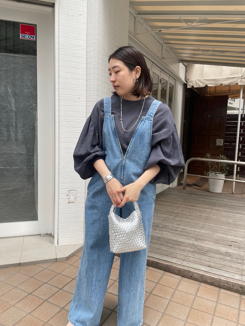 ブルー系のシャツ/ブラウス、ブルー系のサロペット/オーバーオール、シルバー系のショルダーバッグを着用したレディースの春コーディネートの7枚目の写真