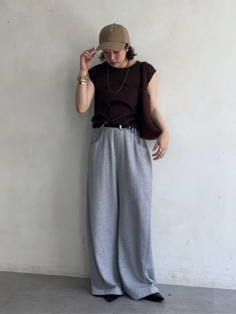 ブラウン系のTシャツ/カットソー、グレー系のスウェットパンツ、ブラウン系のトートバッグを着用したレディースの夏コーディネートの3枚目の写真
