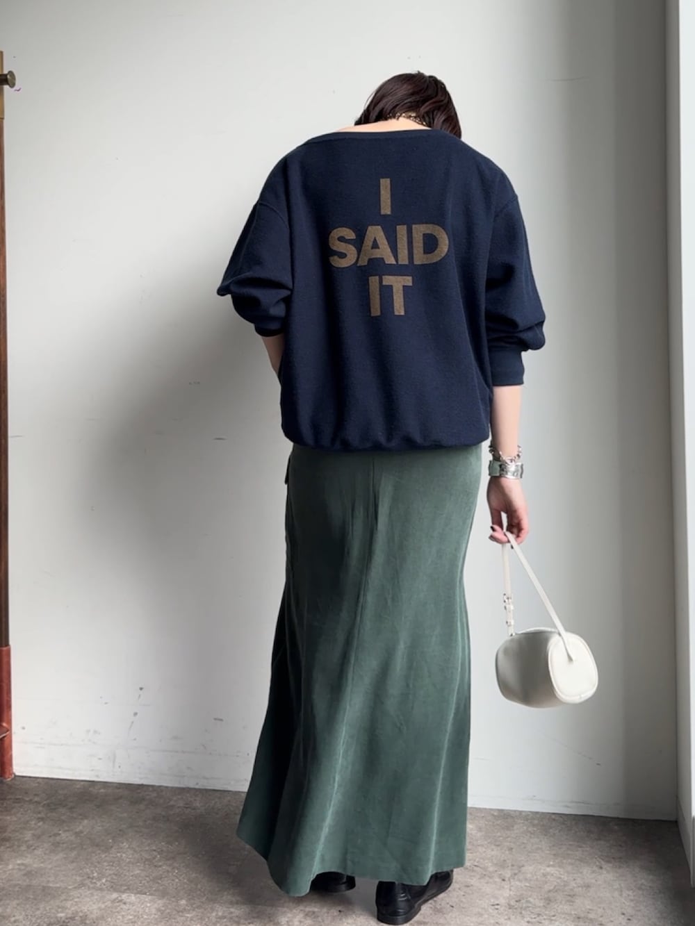 グリーン系のスカート、ブルー系のTシャツ/カットソーを着用したレディースの冬コーディネートの2枚目の写真