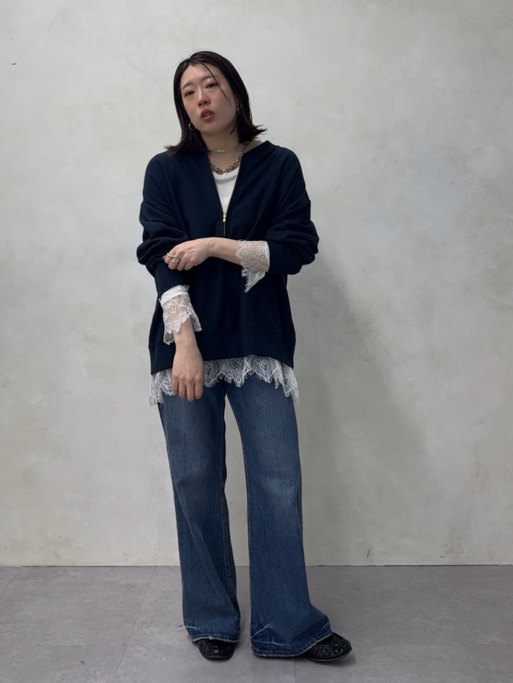 ブルー系のデニムパンツ、ホワイト系のTシャツ/カットソー、ブルー系のスウェットを着用したレディースの春コーディネートの3枚目の写真