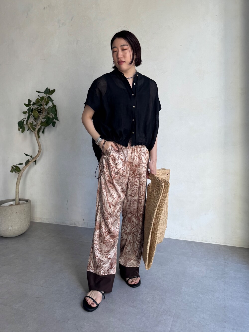 ブラウン系のその他パンツ、ブラック系のシャツ/ブラウスを着用したレディースの夏コーディネートの5枚目の写真