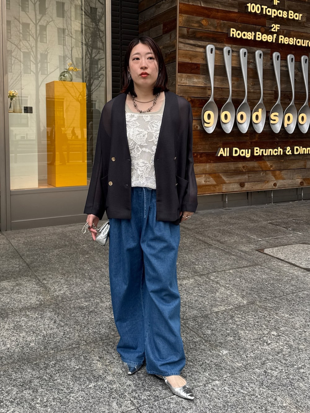 グレー系のテーラードジャケット、ブルー系のその他パンツを着用したレディースの冬コーディネートの7枚目の写真