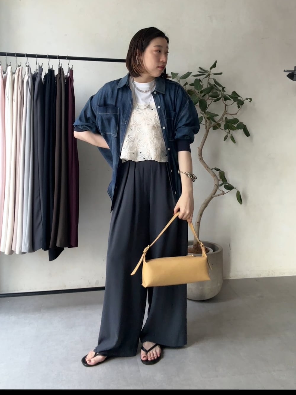 グレー系のスラックス、ブルー系のシャツ/ブラウス、ホワイト系のシャツ/ブラウスを着用したレディースの春コーディネートの6枚目の写真