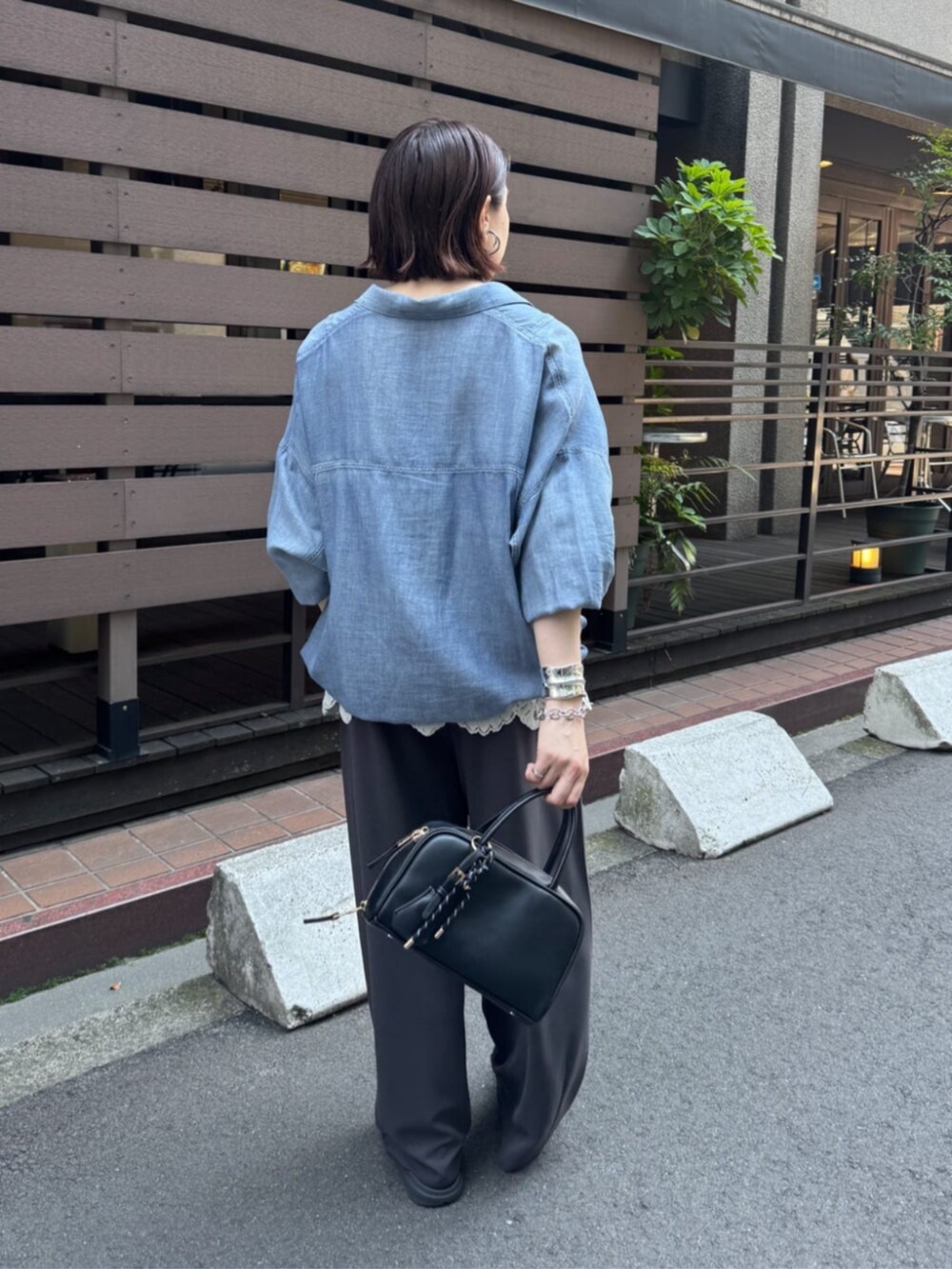 ホワイト系のシャツ/ブラウス、ブルー系のシャツ/ブラウス、ブラック系のショルダーバッグを着用したレディースの夏コーディネートの2枚目の写真