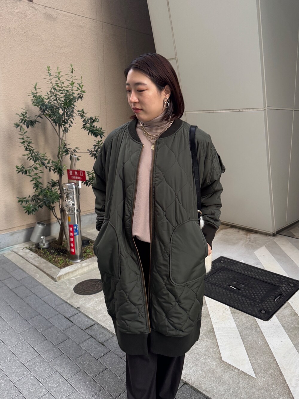 グリーン系のその他アウター、ベージュ系のニット/セーター、ブラウン系のその他パンツを着用したレディースの冬コーディネートの5枚目の写真