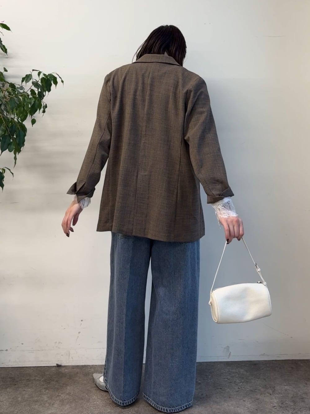 ホワイト系のTシャツ/カットソー、ブラウン系のテーラードジャケットを着用したレディースの冬コーディネートの4枚目の写真