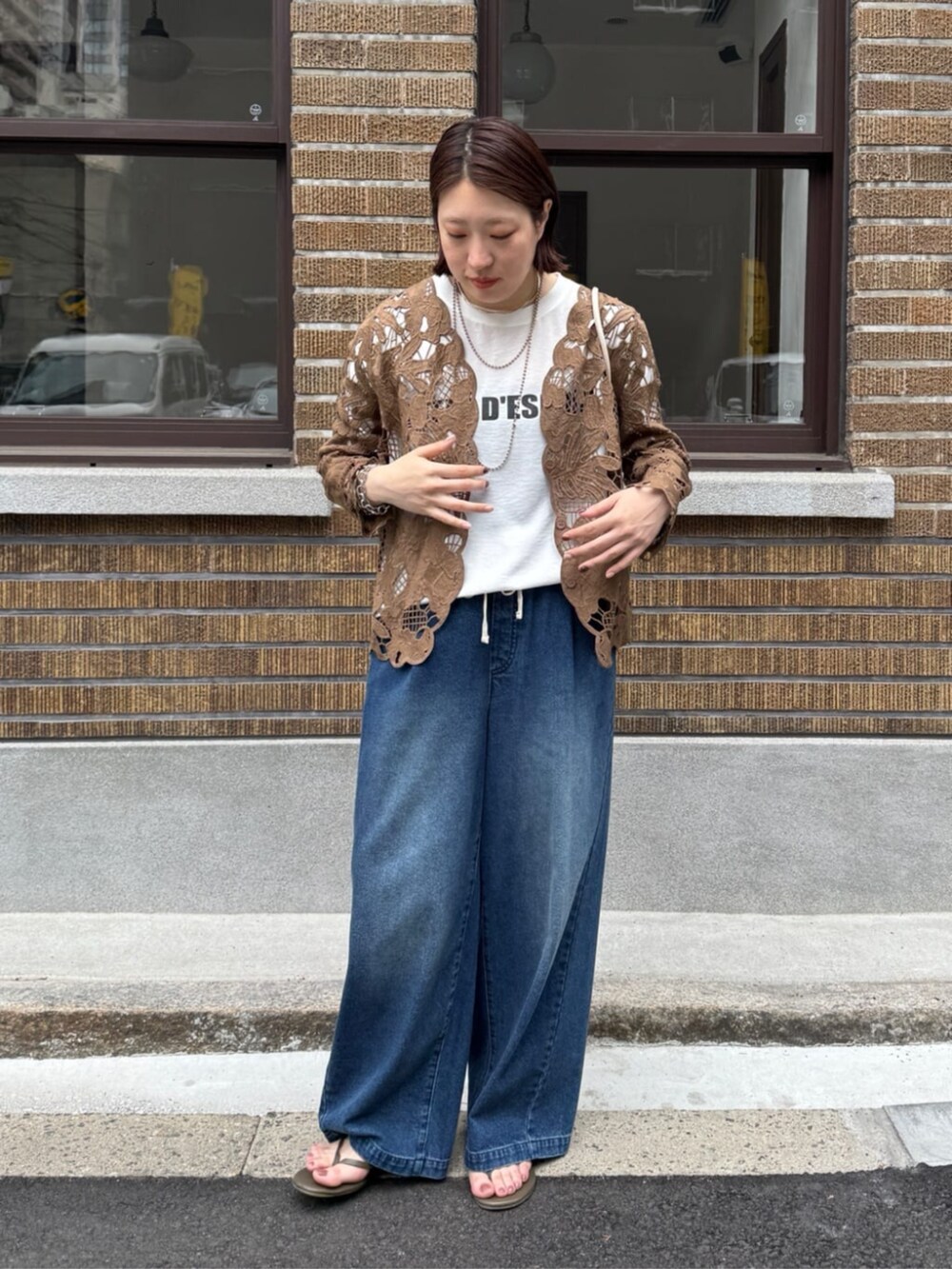 ブルー系のデニムパンツ、ホワイト系のシャツ/ブラウス、ブラウン系のシャツ/ブラウスを着用したレディースの春コーディネートの2枚目の写真