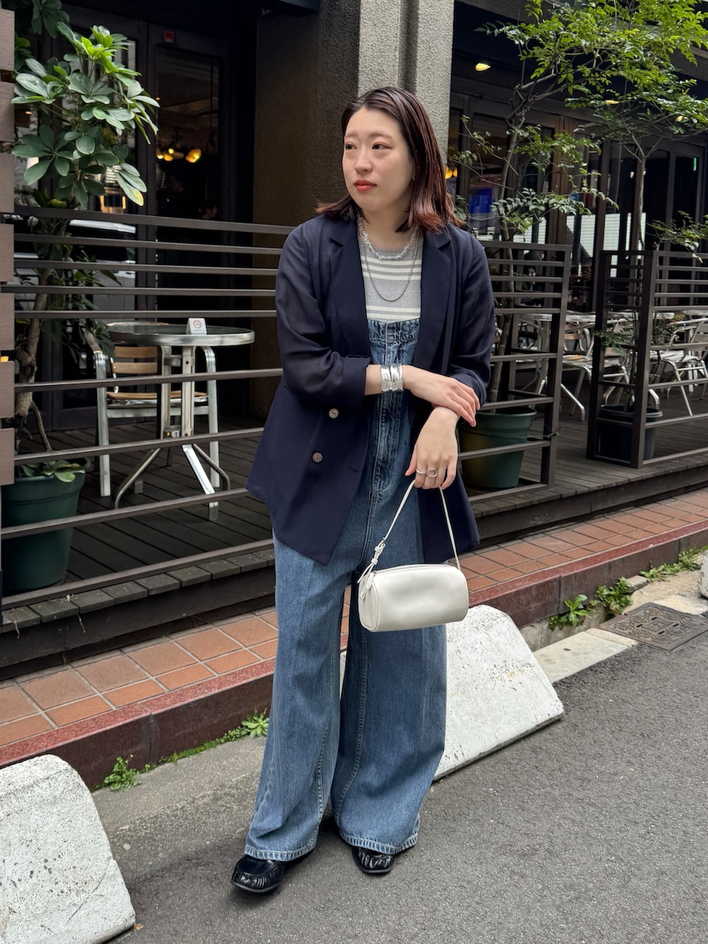 ブルー系のつなぎ/オールインワン、ブルー系のテーラードジャケット、グレー系のニット/セーターを着用したレディースの春コーディネートの5枚目の写真
