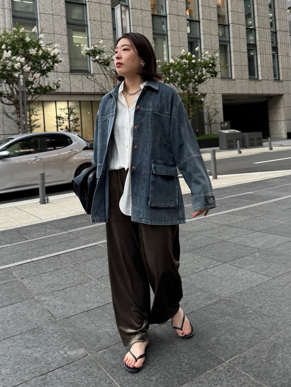 グリーン系のその他パンツ、ホワイト系のシャツ/ブラウスを着用したレディースの夏コーディネートの2枚目の写真