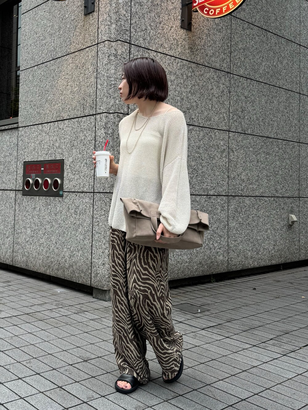 ベージュ系のニット/セーター、ブラウン系のその他パンツを着用したレディースの夏コーディネートの3枚目の写真