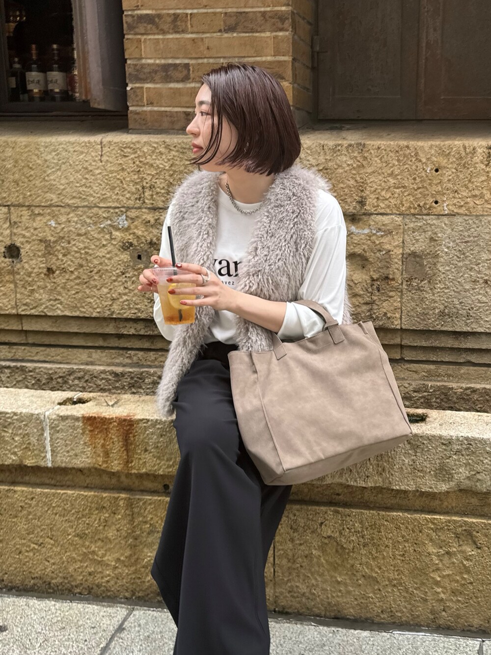 ブラック系のスラックス、グレー系のベスト、ホワイト系のTシャツ/カットソーを着用したレディースの夏コーディネートの7枚目の写真