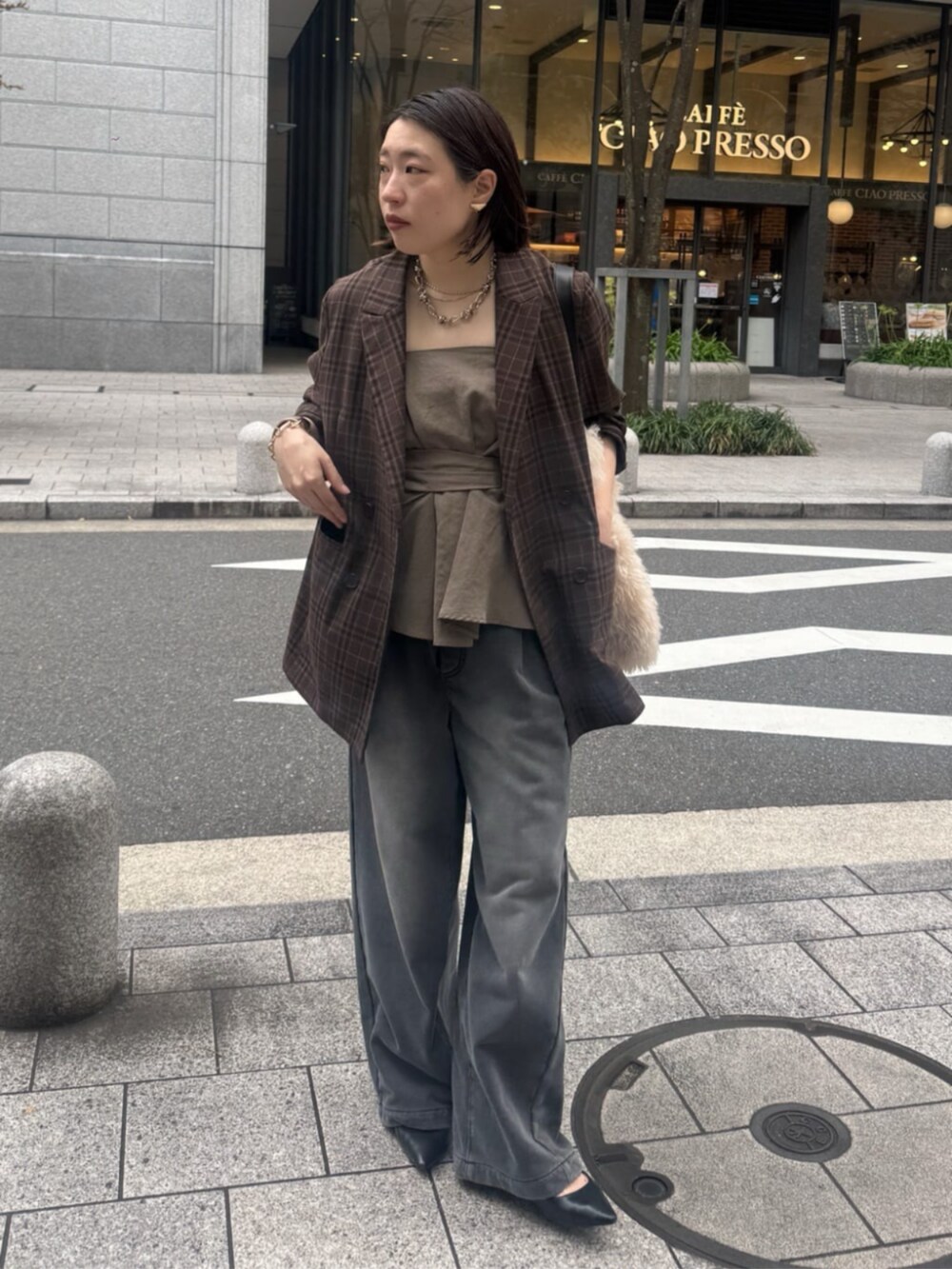 グリーン系のシャツ/ブラウス、ブラック系のその他パンツ、ブラウン系のテーラードジャケットを着用したレディースの秋コーディネートの6枚目の写真