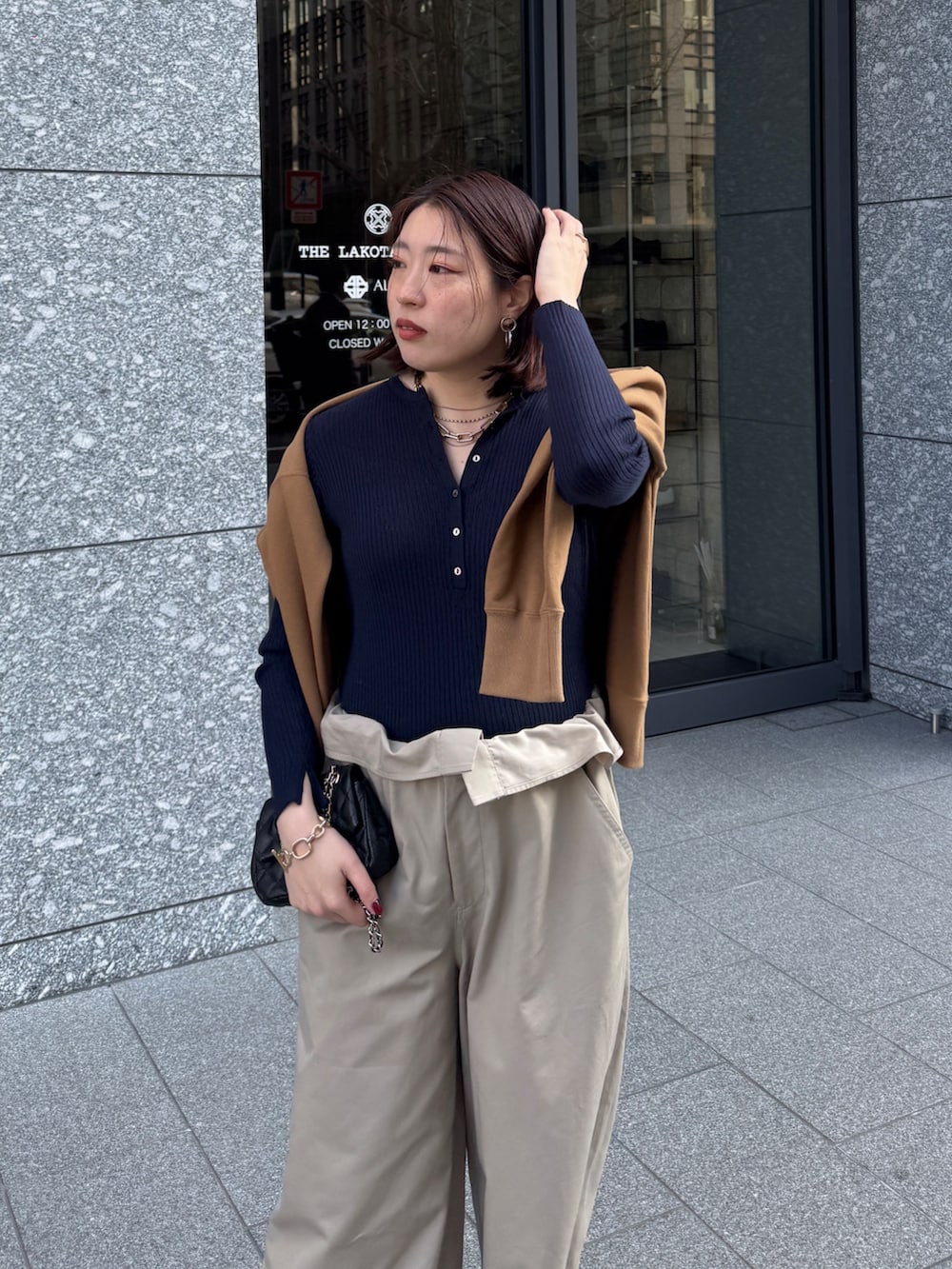 ベージュ系のその他パンツ、ブルー系のニット/セーター、イエロー系のスウェットを着用したレディースの冬コーディネートの3枚目の写真