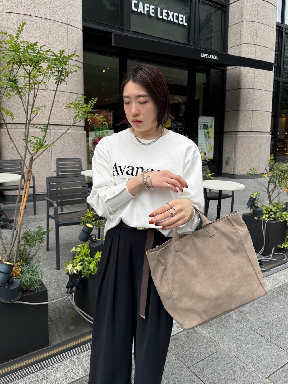 ブラック系のスラックス、グレー系のベスト、ホワイト系のTシャツ/カットソーを着用したレディースの夏コーディネートの8枚目の写真