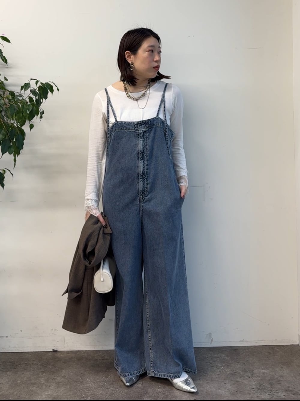 ホワイト系のTシャツ/カットソー、ブラウン系のテーラードジャケットを着用したレディースの冬コーディネートの5枚目の写真