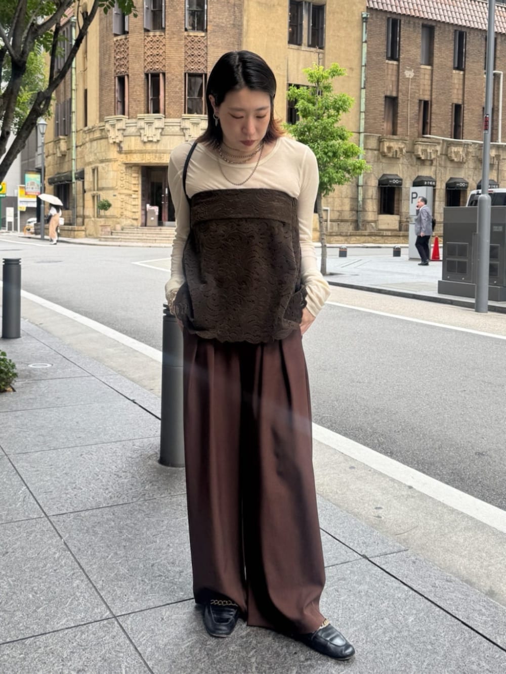 ホワイト系のTシャツ/カットソー、ブラック系のショルダーバッグ、ブラウン系のその他パンツを着用したレディースの秋コーディネートの3枚目の写真