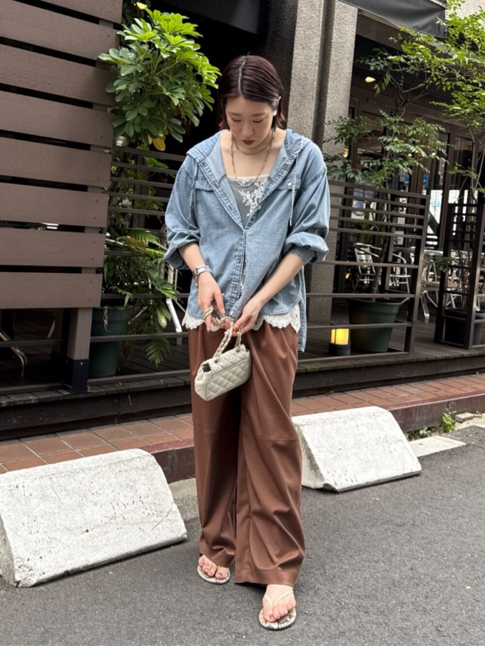 ホワイト系のシャツ/ブラウス、ブルー系のシャツ/ブラウス、ブラウン系のその他パンツを着用したレディースの夏コーディネートの6枚目の写真