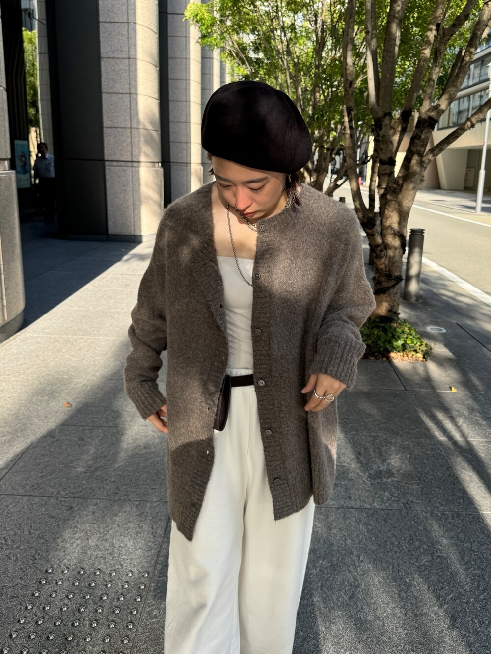 ホワイト系のスウェットパンツ、ベージュ系のニット/セーター、ブラウン系のショルダーバッグを着用したレディースの夏コーディネートの4枚目の写真