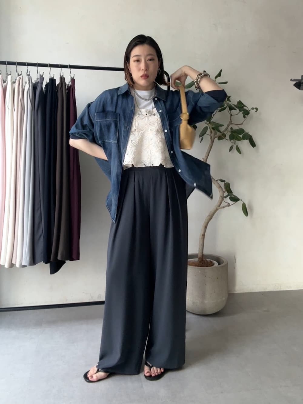 グレー系のスラックス、ブルー系のシャツ/ブラウス、ホワイト系のシャツ/ブラウスを着用したレディースの春コーディネートの5枚目の写真