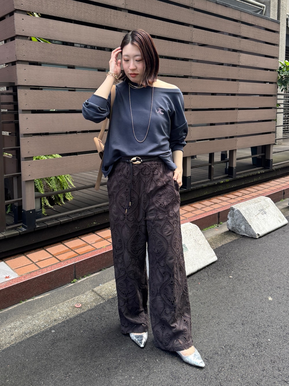 ブラウン系のその他パンツ、ブルー系のTシャツ/カットソー、ブラック系のベルトを着用したレディースの冬コーディネートの4枚目の写真