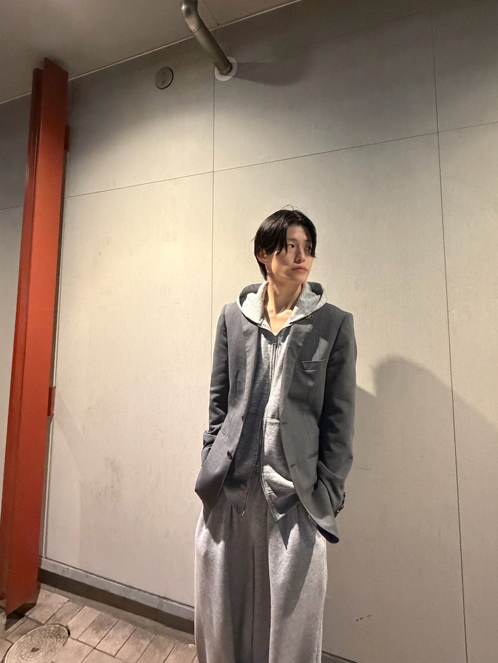 グレー系のその他アウター、グレー系のスウェットパンツ、グレー系のスーツジャケットを着用したメンズの秋コーディネートの2枚目の写真