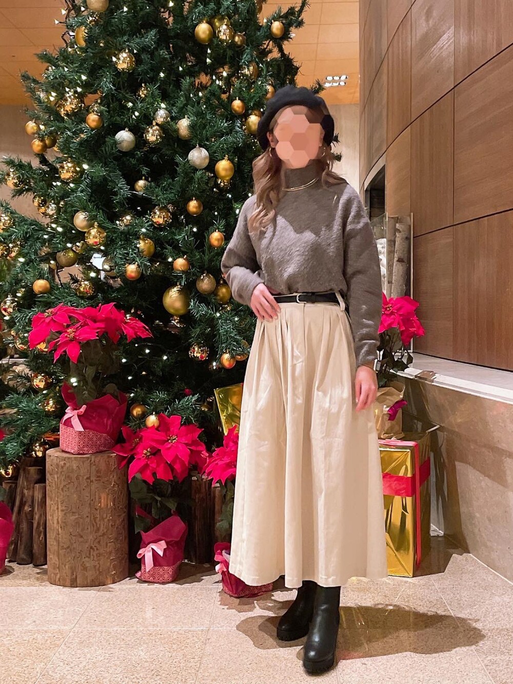 ベージュ系のスカートを着用したレディースの冬コーディネートの2枚目の写真