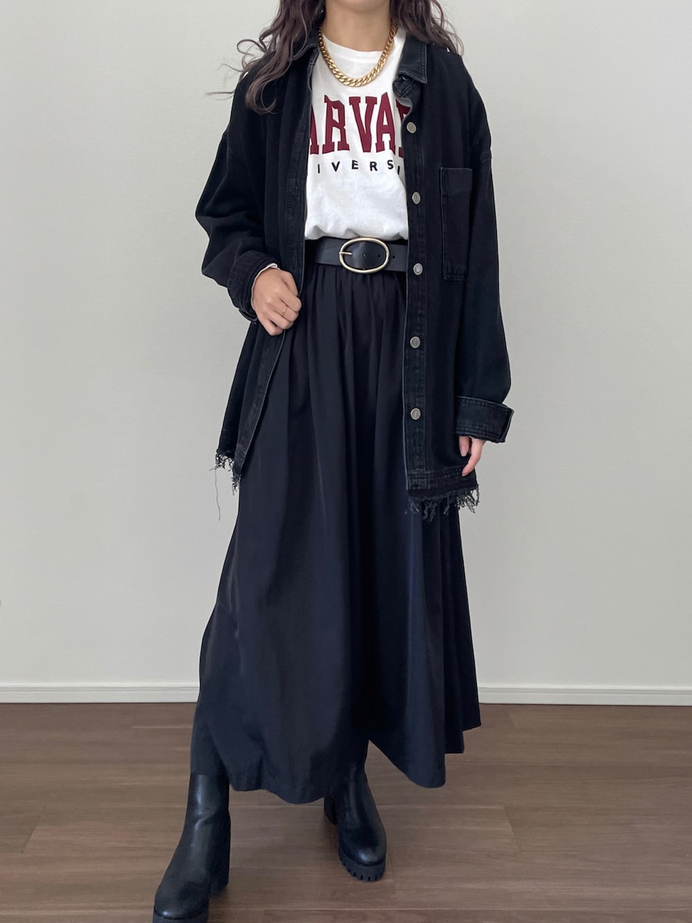 ホワイト系のTシャツ/カットソー、ブラック系のデニムジャケット、ブラック系のスカートを着用したレディースの秋コーディネートの2枚目の写真