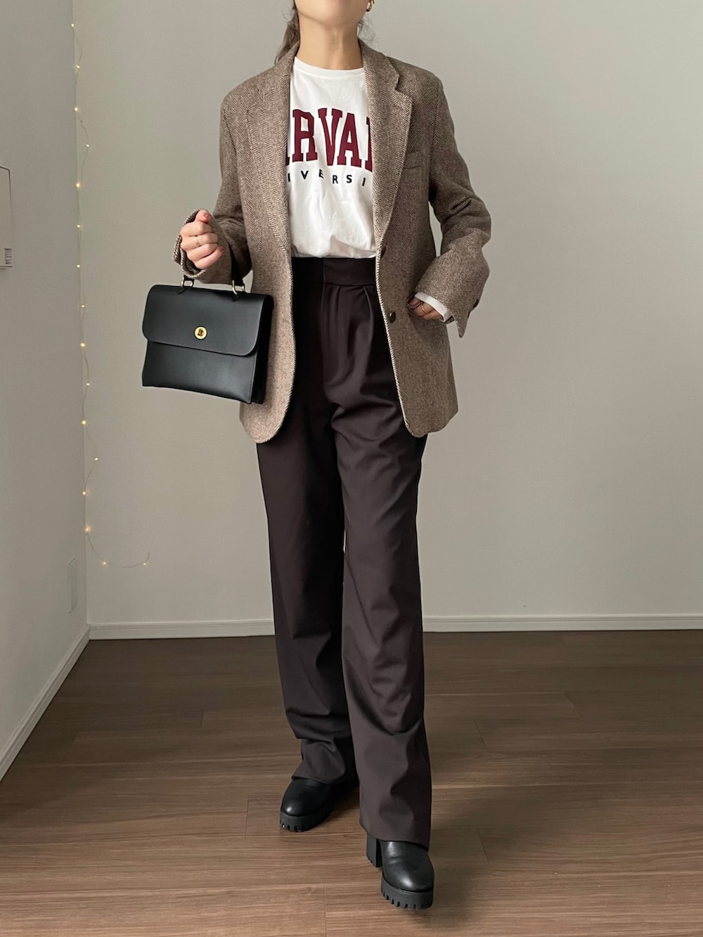 ブラウン系のテーラードジャケット、ホワイト系のTシャツ/カットソー、その他のハンドバッグを着用したレディースの秋コーディネートの2枚目の写真