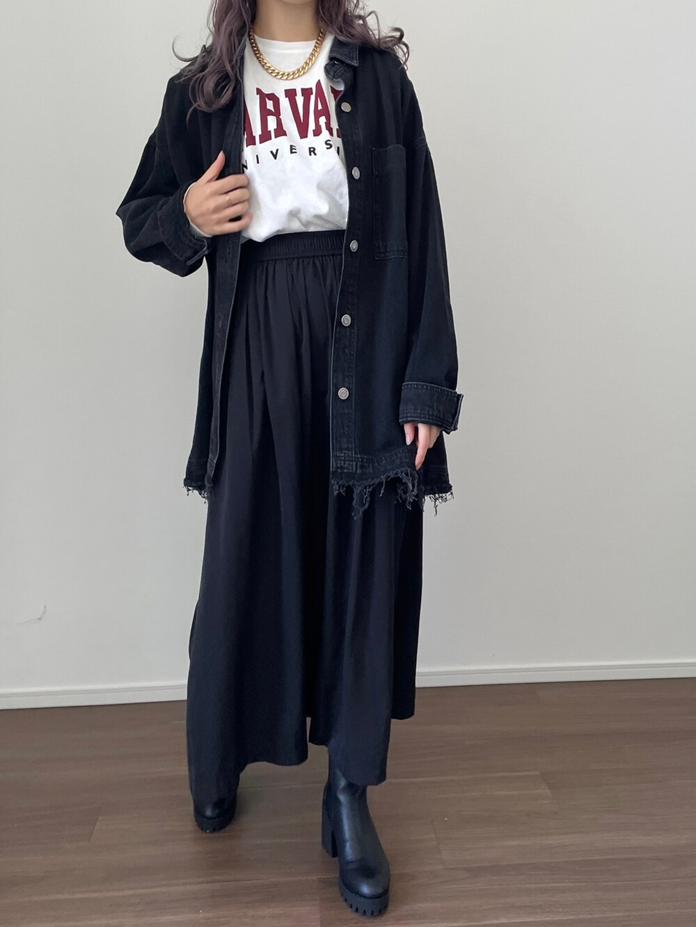 ホワイト系のTシャツ/カットソー、ブラック系のデニムジャケット、ブラック系のスカートを着用したレディースの秋コーディネートの3枚目の写真