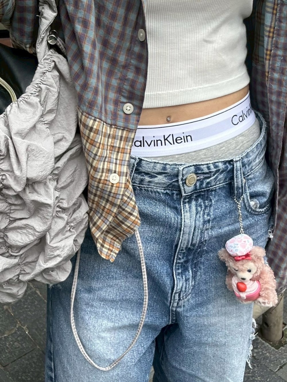 その他のシャツ/ブラウス、ホワイト系のキャミソール、ブルー系のデニムパンツを着用したレディースの秋コーディネートの2枚目の写真