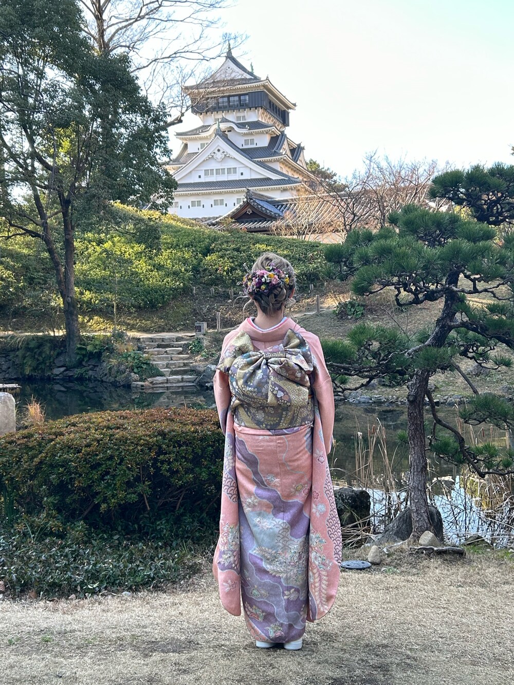 ピンク系の着物を着用したレディースの冬コーディネートの2枚目の写真