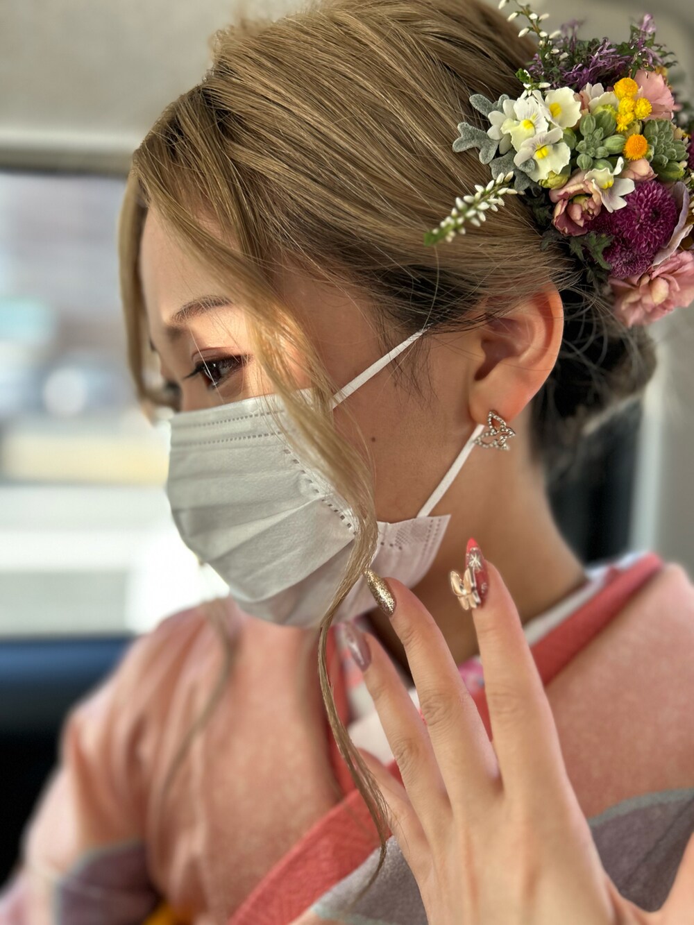 ピンク系の着物を着用したレディースの冬コーディネートの3枚目の写真